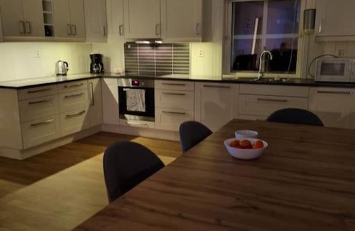 Flekkefjord Casa | Moderne hus med 5 soverom og 2 bad på Hidra