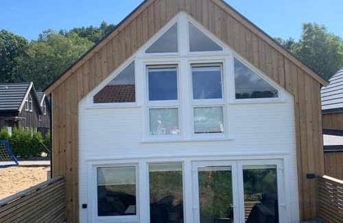 Ny Hellesund Casa | Moderne hytte rett ved sjøen, familievennlig beliggenhet i Åros