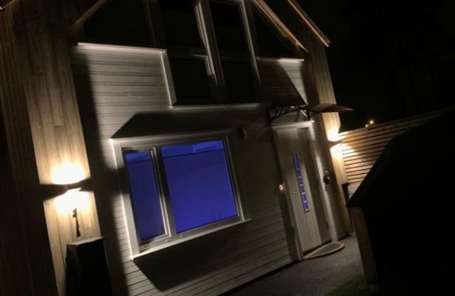 Ny Hellesund Casa | Moderne hytte rett ved sjøen, familievennlig beliggenhet i Åros