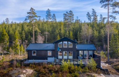 Romskog Casa | Moderne hytte ved sjøen med badstue