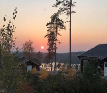 Romskog Casa | Moderne hytte ved sjøen med badstue