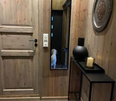Romskog Casa | Moderne hytte ved sjøen med badstue