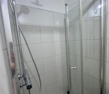 Lannesdorf Apartamento | Modernes 1-Zimmer Appartment- mit Doppelbett und Smart-TV