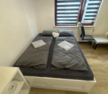 Lannesdorf Apartamento | Modernes 1-Zimmer Appartment- mit Doppelbett und Smart-TV