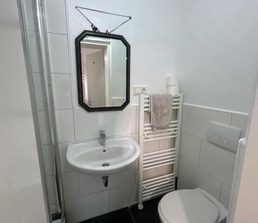 Lannesdorf Apartamento | Modernes 1-Zimmer Appartment- mit Doppelbett und Smart-TV