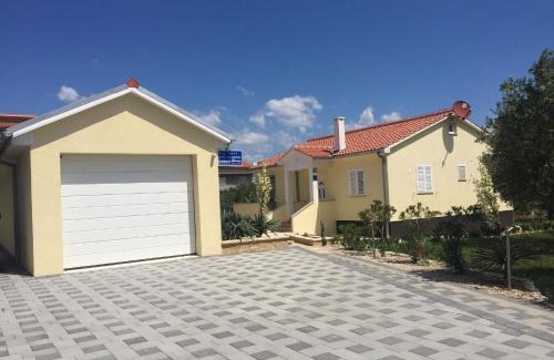 Dobropoljana Casa | Modernes Ferienhaus in Dobropoljana mit Terrasse, Garten und Grill