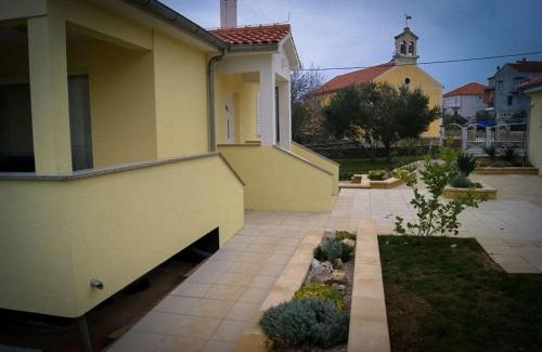 Dobropoljana Casa | Modernes Ferienhaus in Dobropoljana mit Terrasse, Garten und Grill