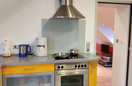 Oberschwarzach Apartamento | Apartamento amplio y moderno con calefacción por suelo radiante y balcón.