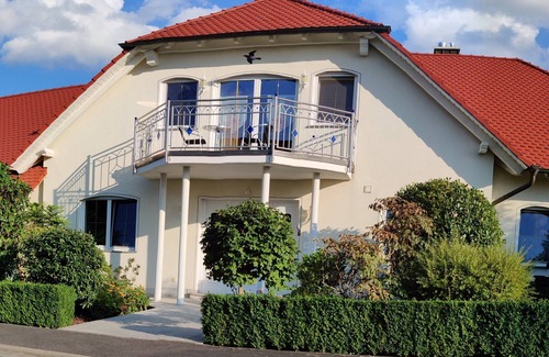 Oberschwarzach Apartamento | Apartamento amplio y moderno con calefacción por suelo radiante y balcón.