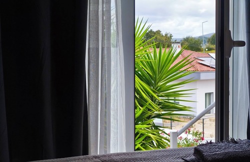 Batalha Casa | Modernes Haus bis zu 6 Personen mit Pool und Terrasse