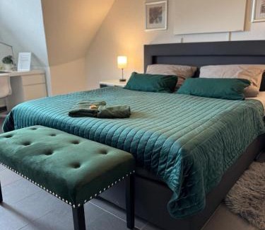 Troisdorf Apartamento | Modernes, zentrales Apartment in Troisdorf, Region Köln Bonn, 3 Etage, maximal für 4 Personen, Parkplatz & Netflix inklusive