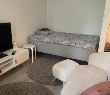 Ylamylly Apartamento | Moderni yksiö, omalla autopaikalla