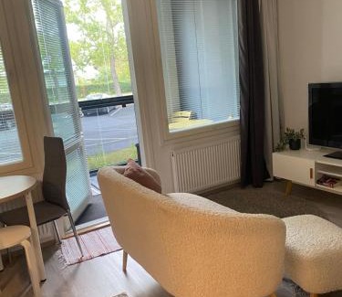 Ylamylly Apartamento | Moderni yksiö, omalla autopaikalla