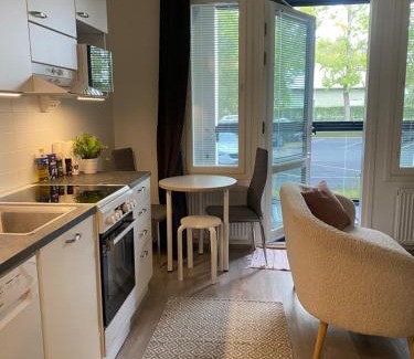 Ylamylly Apartamento | Moderni yksiö, omalla autopaikalla
