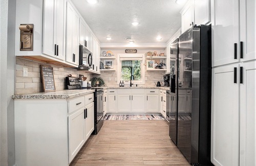 Madison Casa | Modernized - 1 Level - Dog Friendly - King Bed Suite - 3 TVs - Gourmet Kitchen