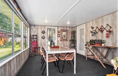 Madison Casa | Modernized - 1 Level - Dog Friendly - King Bed Suite - 3 TVs - Gourmet Kitchen