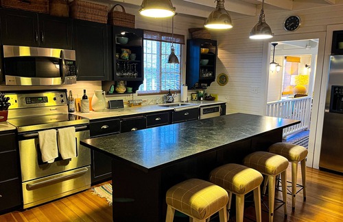 Clear Lake Cabina | Modernized, 100+ year-old Clear Lake Cottage just steps from the lake & PM Park.