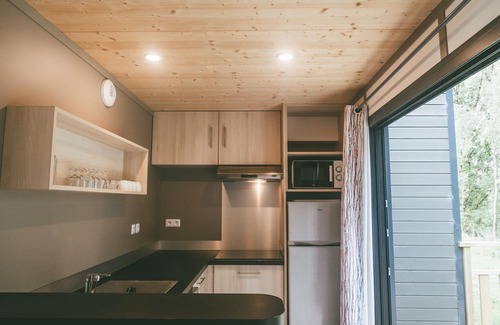 Rochefort-en-Terre Casa | Casa moderna con una hermosa terraza junto al lago