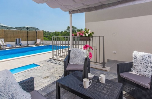 Matohanci Cabaña | Moderna casa de vacaciones cerca de Rovinj con piscina privada para 6 personas
