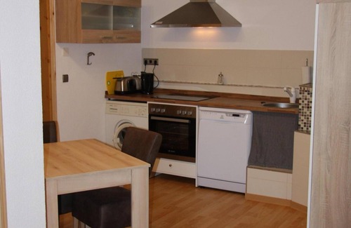 Friedrichroda Casa | Moderno bungalow con chimenea en una zona verde desde 57 euros por día.