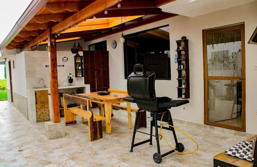 Ambato Casa | Moderno & Cálido Chalet con Amplia Área Verde