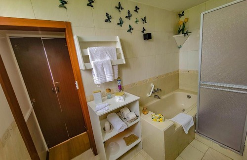 Ambato Casa | Moderno & Cálido Chalet con Amplia Área Verde