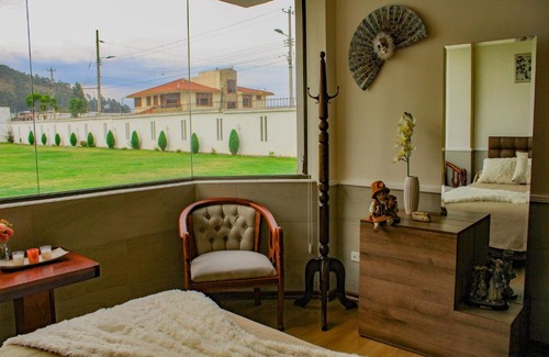 Ambato Casa | Moderno & Cálido Chalet con Amplia Área Verde