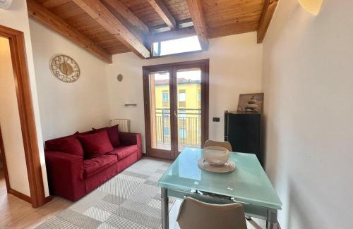 Certosa Apartamento | Moderno con Design caldo e accogliente, con parcheggio gratuito e balcone privato, vicino a Fiere, Eventi e Concerti