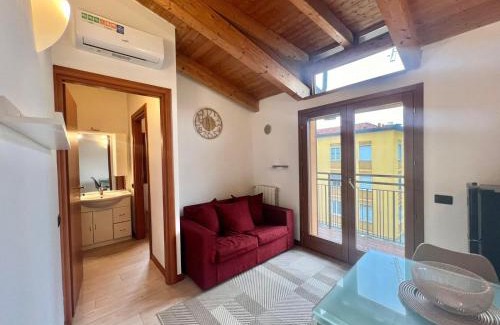 Certosa Apartamento | Moderno con Design caldo e accogliente, con parcheggio gratuito e balcone privato, vicino a Fiere, Eventi e Concerti