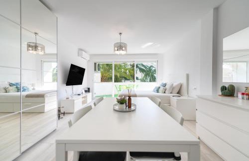 Urbanizacion Marbessa Apartamento | Moderno estudio y piscina a 50 metros de la playa