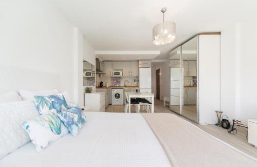 Urbanizacion Marbessa Apartamento | Moderno estudio y piscina a 50 metros de la playa