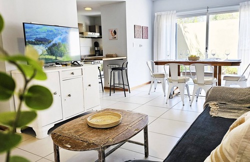 Chacras de Coria Casa | Moderno y amplio en complejo privado, con cochera
