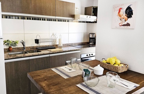 Chacras de Coria Casa | Moderno y amplio en complejo privado, con cochera