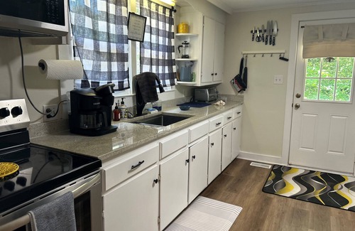 Yadkinville Casa | Modest comfortable home in Downtown Yadkinville