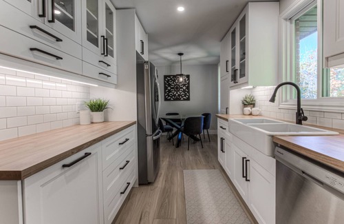 Elora Casa | Modish 2 bedroom retreat-one block from Elora's vibrant & bustling downtown core