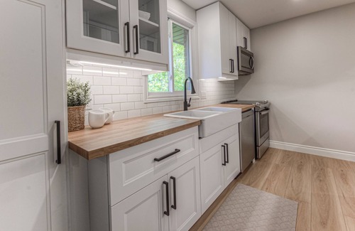 Elora Casa | Modish 2 bedroom retreat-one block from Elora's vibrant & bustling downtown core