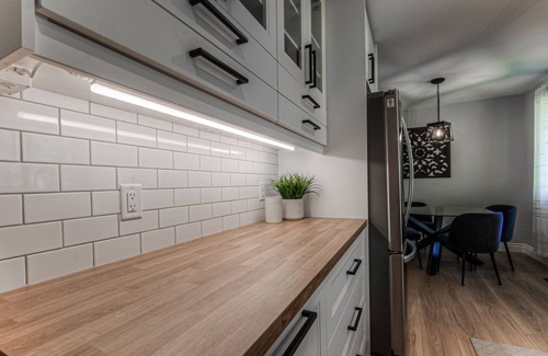 Elora Casa | Modish 2 bedroom retreat-one block from Elora's vibrant & bustling downtown core