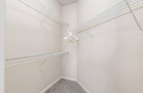 Lazybrook/Timbergrove Apartamento | Modish King Bed w/Pool & Gym