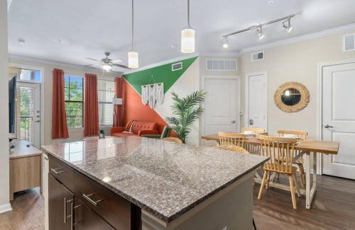 Lazybrook/Timbergrove Apartamento | Modish King Bed w/Pool & Gym