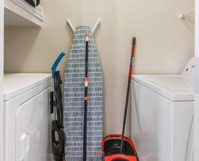 Lazybrook/Timbergrove Apartamento | Modish King Bed w/Pool & Gym