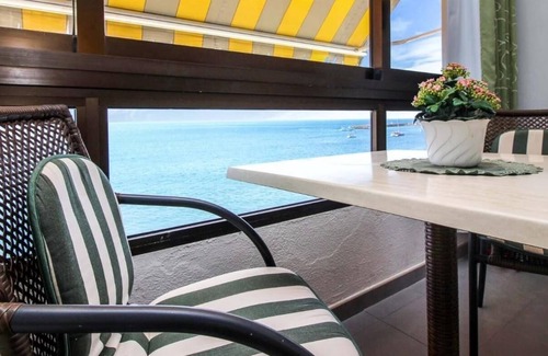 Patalavaca Apartamento | Mogan Arguineguin vista mar primera linea playa by Lightbooking