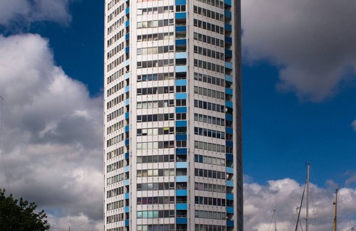 Schleswig Apartamento | Moin Moin y bienvenido a la Wikingturm con una vista del circuito ...