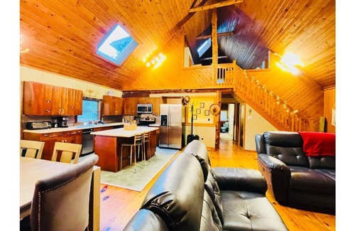 Newfoundland Cabina | Moira's Spacious Log Cabin Retreat: Hot Tub, Fire Pits, Near Lakes & Mountains