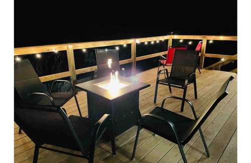 Newfoundland Cabina | Moira's Spacious Log Cabin Retreat: Hot Tub, Fire Pits, Near Lakes & Mountains