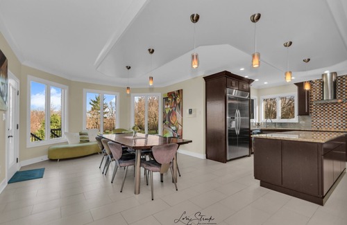 Mokena Casa | Mokena Manor: Luxury Living - Your Elite Escape!