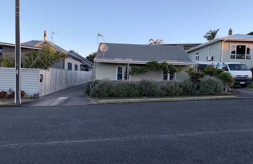 New Plymouth Cabaña | Molesworth Cottage - Central location & close to beach