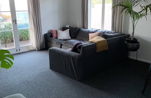 New Plymouth Cabaña | Molesworth Cottage - Central location & close to beach