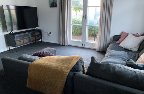 New Plymouth Cabaña | Molesworth Cottage - Central location & close to beach
