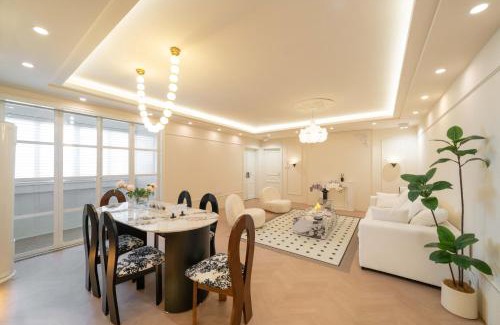 Huangpu Apartamento | Molly Homestay - walk to Yu Garden and the Bund 3bedrooms 1study 2 bathrooms elevator apartment