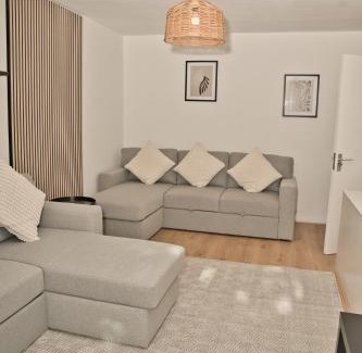 Swiss Cottage Apartamento | Moments Made Here, Spacious Swiss Cottage with 4 Bedrooms, Sleeps 10, Free WiFi